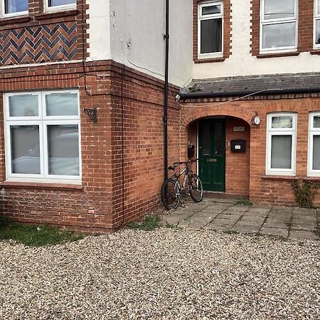 Two Bedroom, Off-Road Parking Ludgershall  Kültér fotó