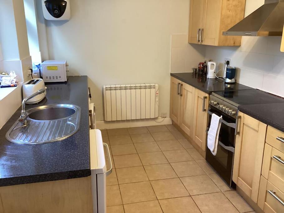 Two Bedroom, Off-Road Parking Ludgershall  Kültér fotó