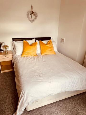 Two Bedroom, Off-Road Parking Ludgershall  Kültér fotó